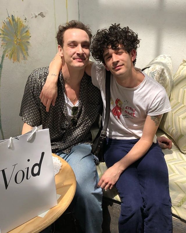 Hành động gây tranh cãi của người bạn thân Matty Healy - Ảnh 5.