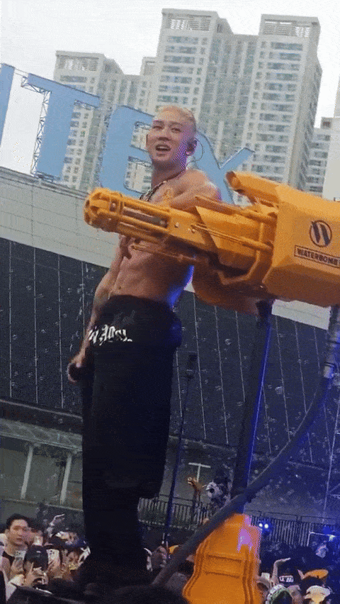 Nam thần khoe cơ bắp gây bão tại lễ hội WATERBOMB - Ảnh 4.