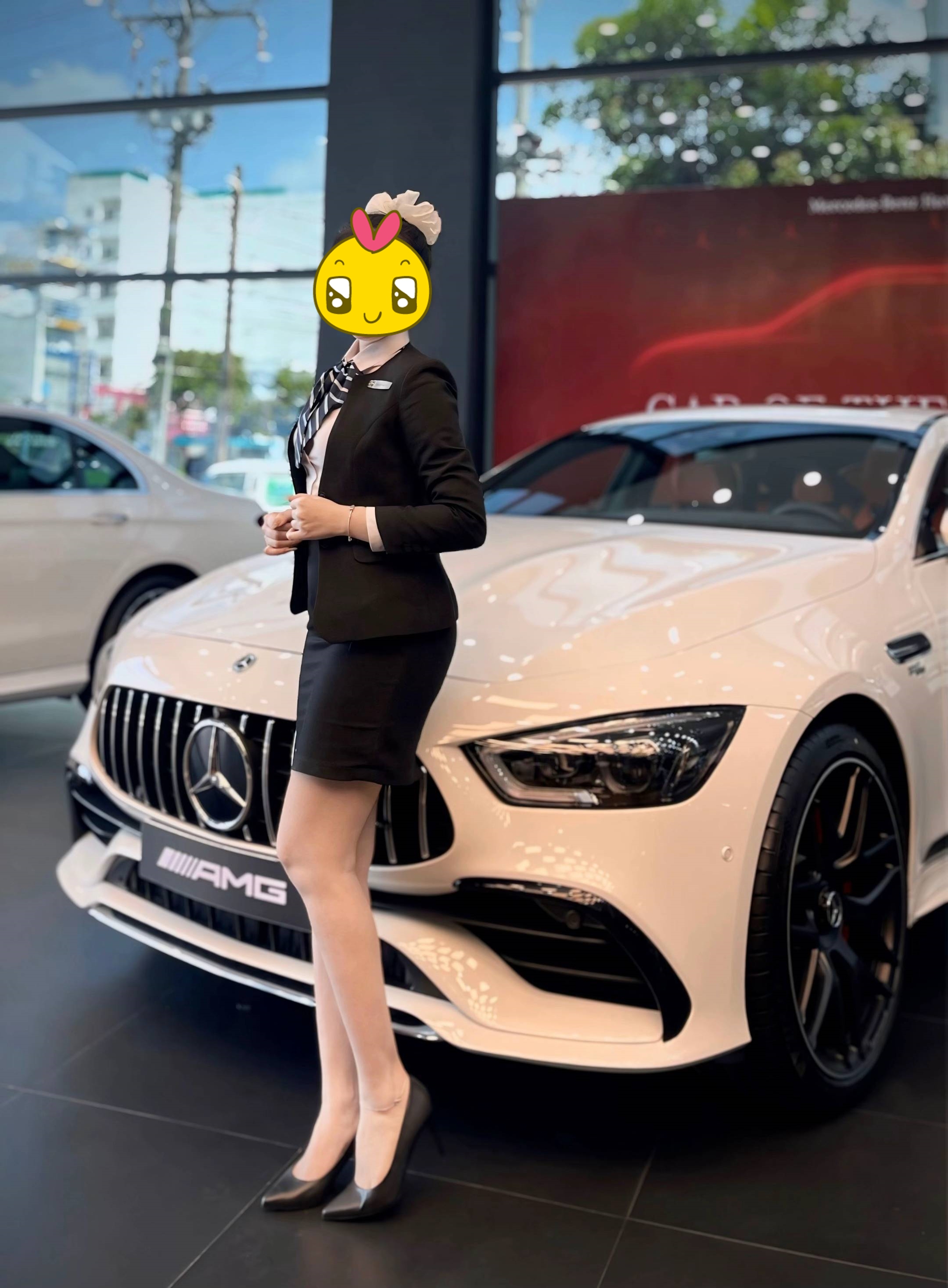 Chiều dài chân váy của nhân viên bán xe: Sự chuyên nghiệp và tôn trọng khách hàng - Ảnh 7.