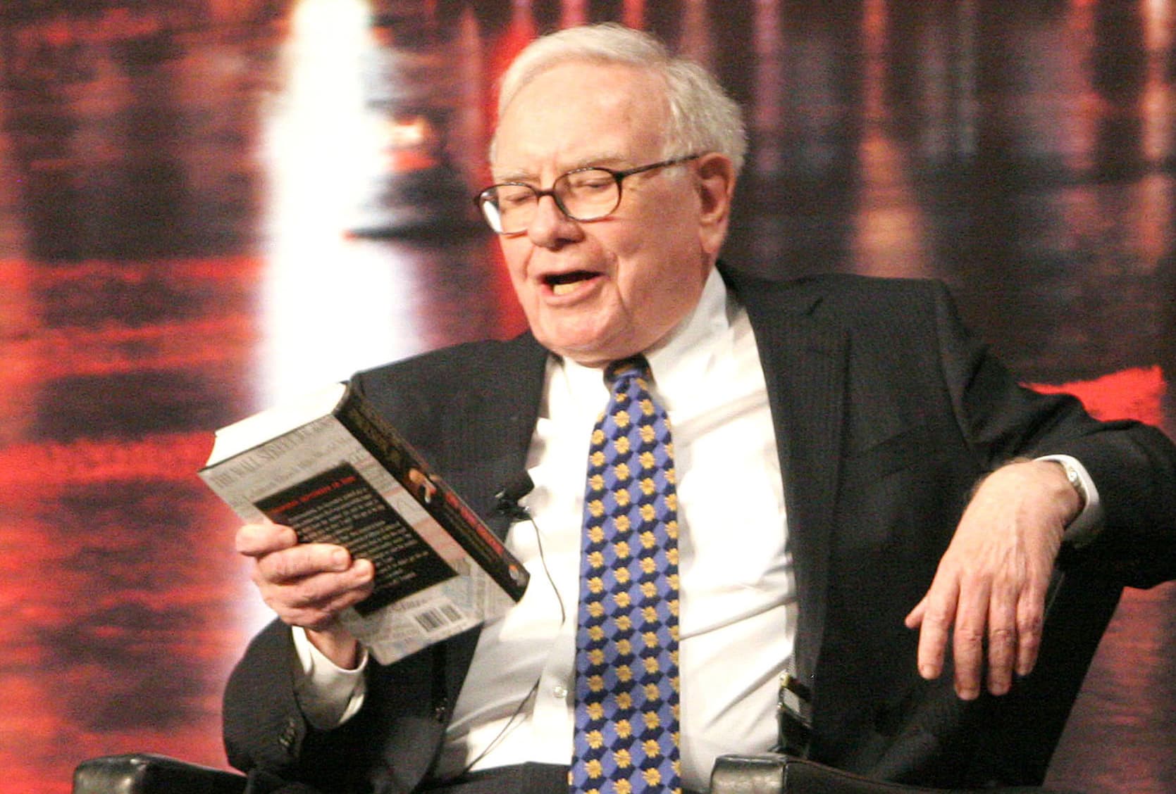 Tỷ phú Buffett: Khoản đầu tư quý giá nhất trong cuộc đời bạn không phải là bất động sản, vàng hay chứng khoán! - Ảnh 1.