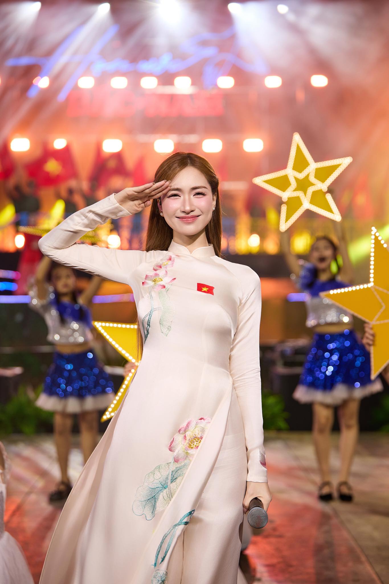 Cộng đồng người Việt tại Nga hòa chung không khí lễ hội, ngân vang bài hát yêu nước - Ảnh 3.