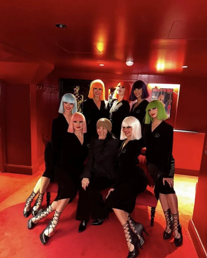 Khám Phá Hậu Trường Buổi Biểu Diễn Tại Crazy Horse Của Lisa (BLACKPINK) - Ảnh 2.