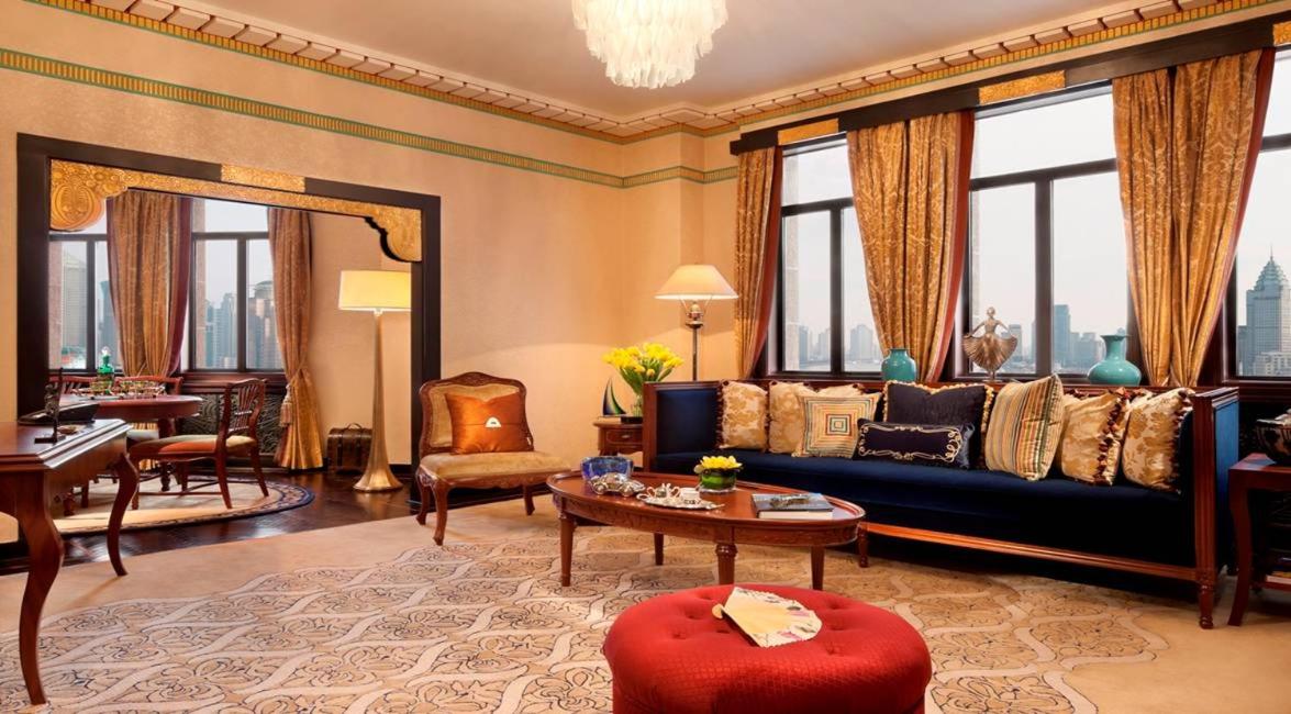 Người đàn ông bí ẩn trong bộ dạng giản dị tại triển lãm ô tô: Ai là chủ nhân của Fairmont Peace Hotel?- Ảnh 8.