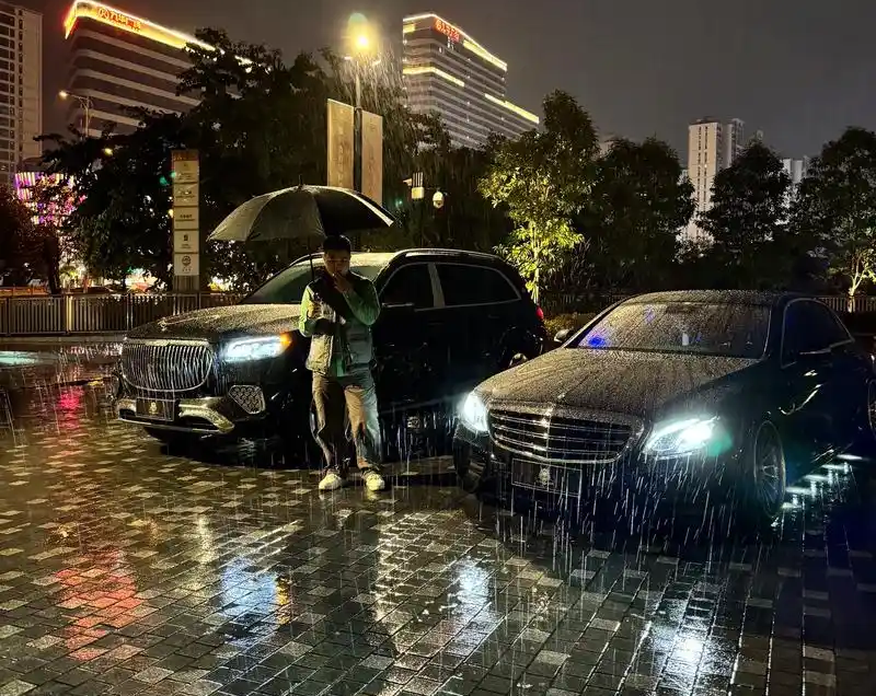 Nhìn người bạn trai giản dị bước xuống từ chiếc Mercedes-Maybach, tôi đứng như chôn chân tại chỗ bởi sự thật phũ phàng- Ảnh 1.