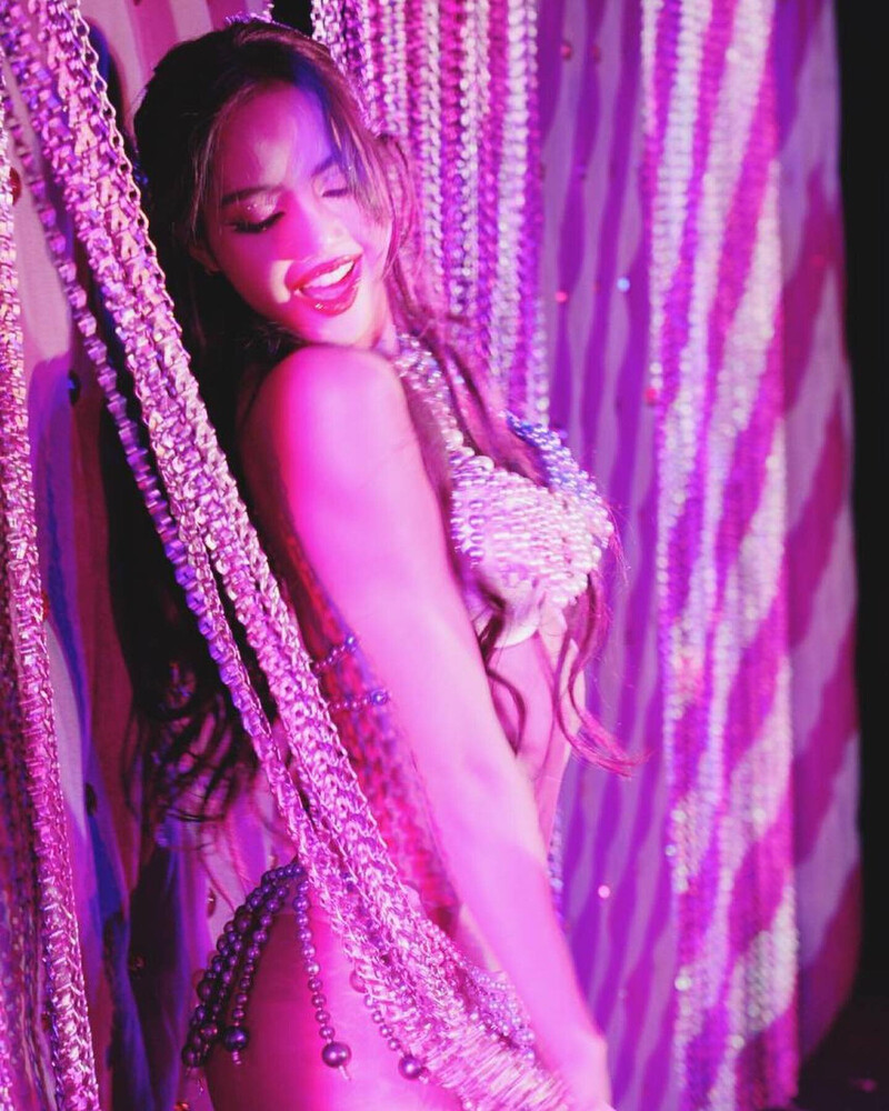 Khám Phá Hậu Trường Buổi Biểu Diễn Tại Crazy Horse Của Lisa (BLACKPINK) - Ảnh 4.