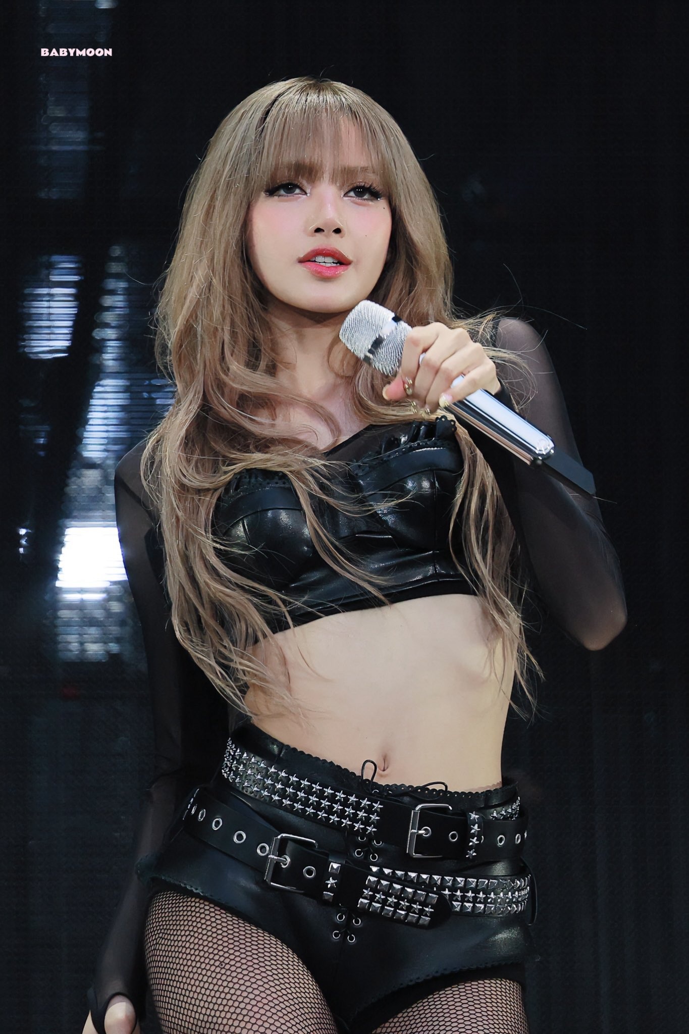 Mingyu có phản ứng lạ trước màn trình diễn của Lisa- Ảnh 1.