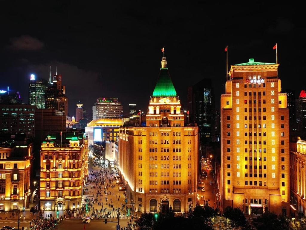 Người đàn ông bí ẩn trong bộ dạng giản dị tại triển lãm ô tô: Ai là chủ nhân của Fairmont Peace Hotel?- Ảnh 6.