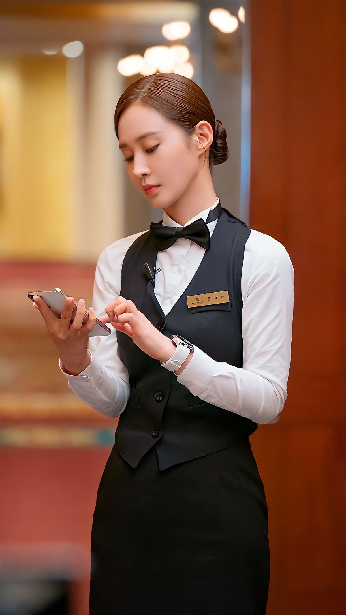 Người trẻ sống trong biệt thự, lái xe sang nhưng lại làm lễ tân khách sạn - Ảnh 1.