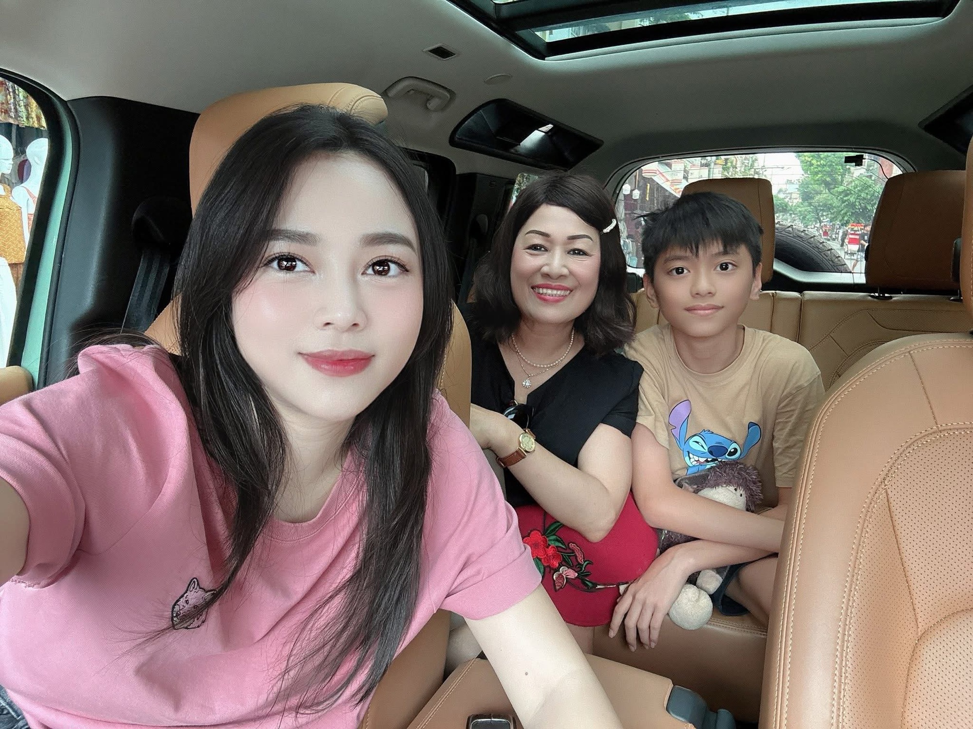 Bà mẹ nổi tiếng Hằng Túi chia sẻ khoảnh khắc 3 thế hệ gia đình, khiến nhiều người bất ngờ về mối quan hệ đặc biệt - Ảnh 2.