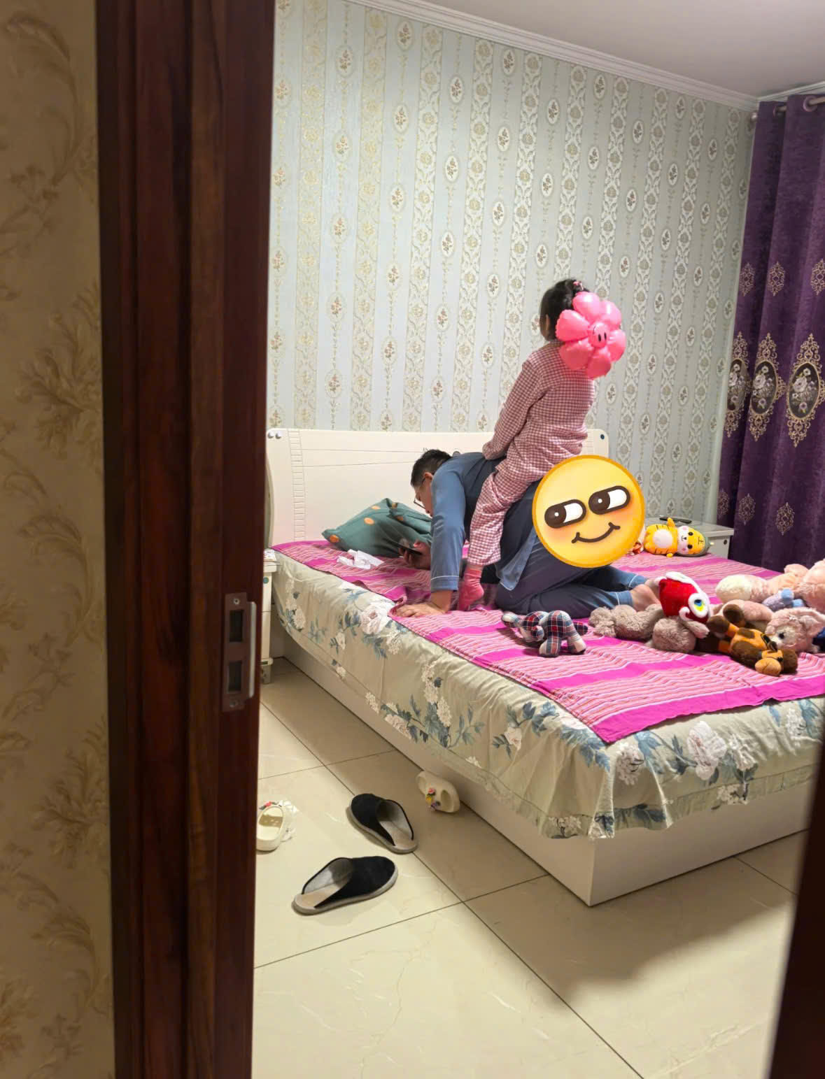 Vợ nhìn chằm chằm vào bức ảnh bố và con gái: Thứ anh cầm trên tay mới đau lòng...- Ảnh 1.