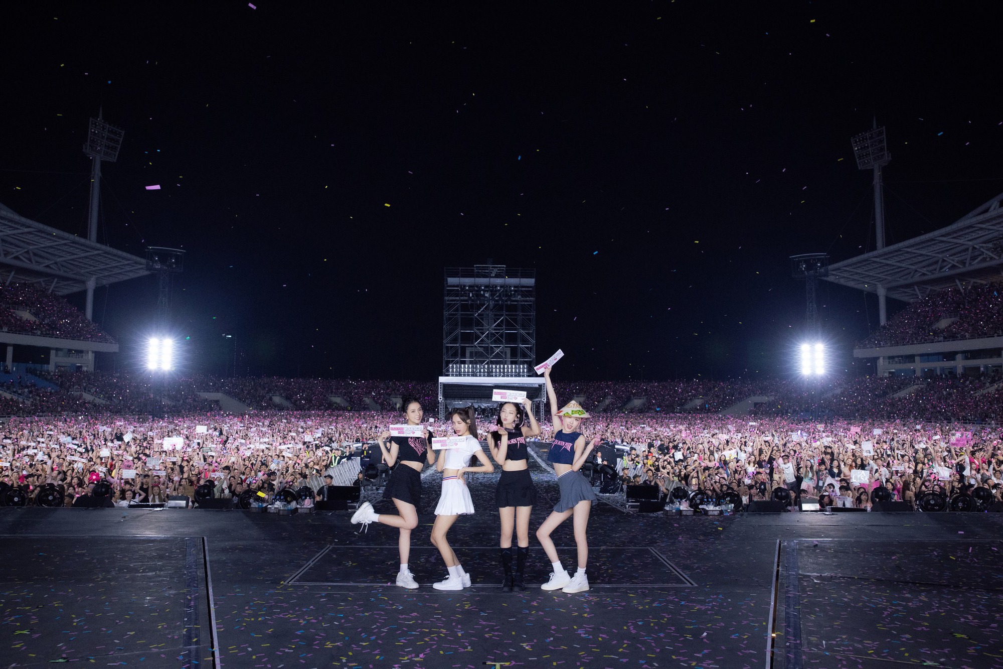 Concert nội địa đến D-8, chi hàng triệu đến chục triệu đồng đu G-Dragon, BLACKPINK vẫn hết vé - Fan Việt dạo này giàu quá!- Ảnh 1.