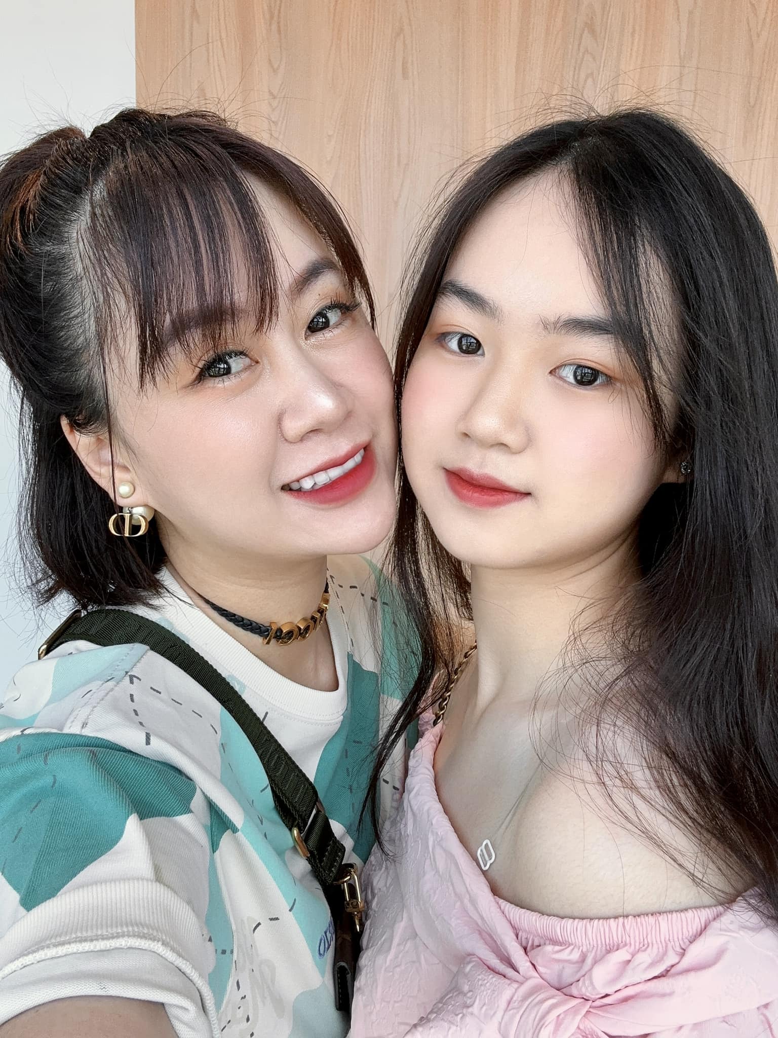 Thủ khoa khối A00 Hiền Mai gây sốt với vẻ đẹp và tài năng trên sóng truyền hình - Ảnh 5.