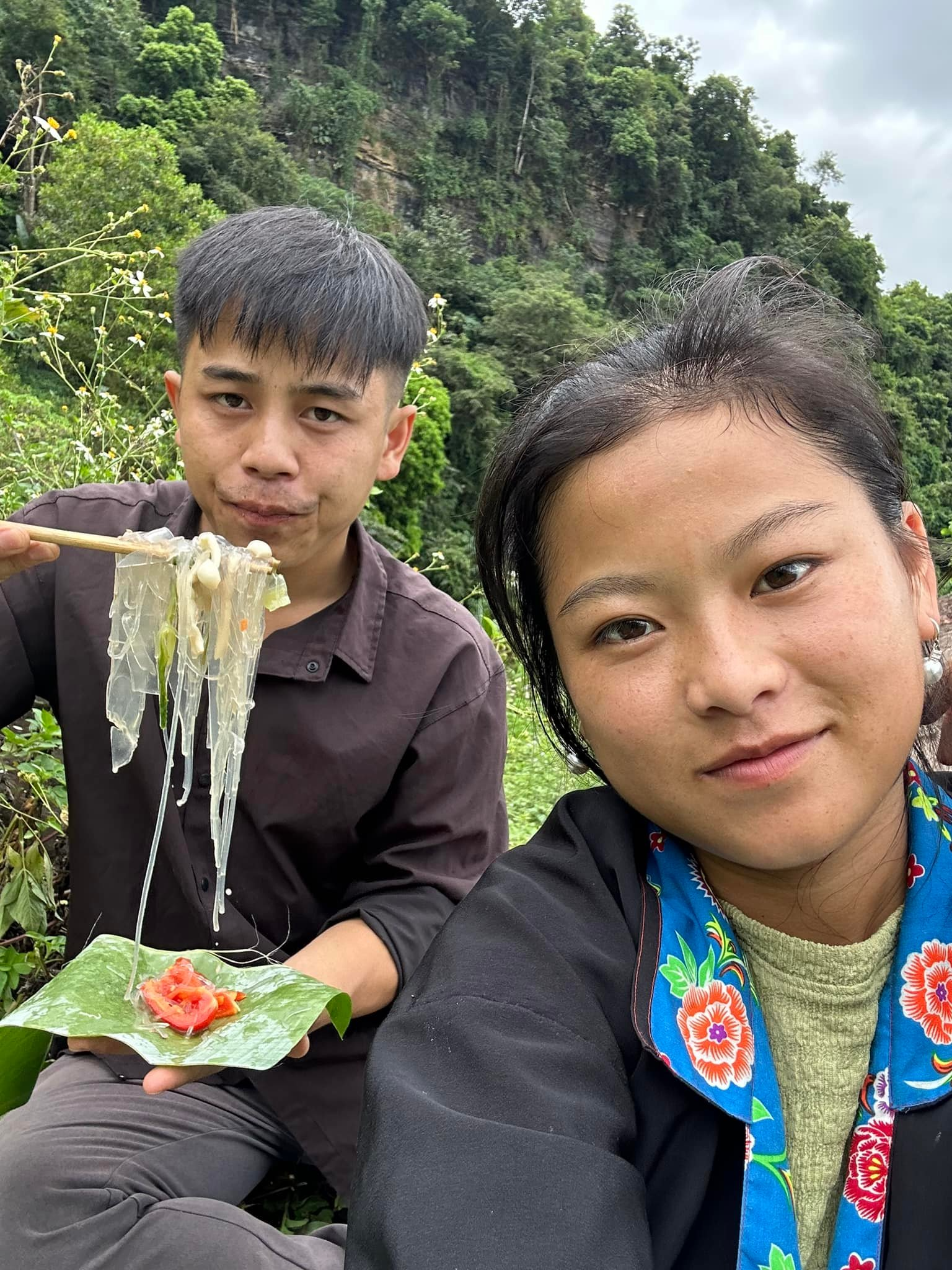 Sùng Bầu lên tiếng về ồn ào với miến dong Hồng Phước - Ảnh 1.