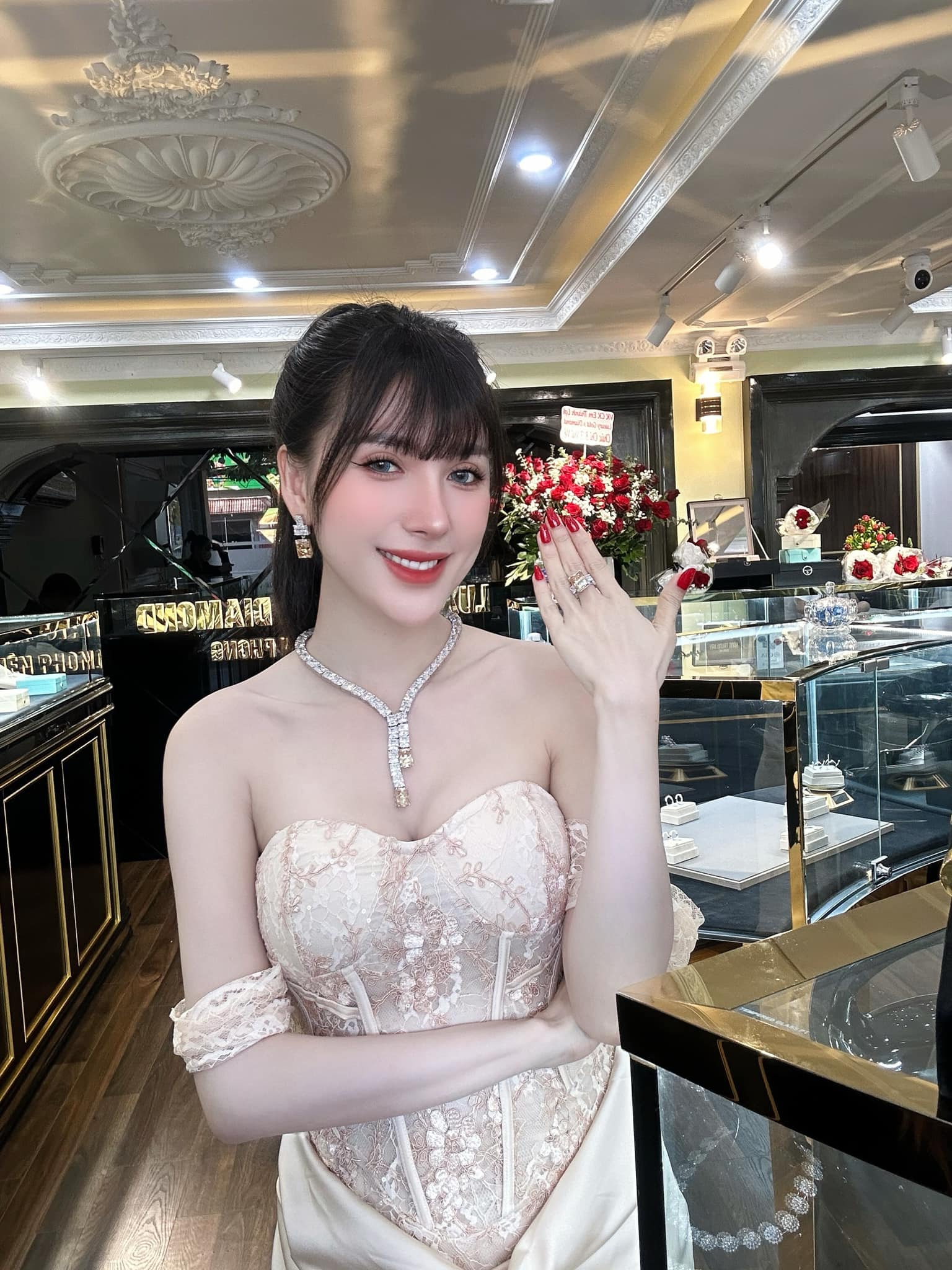 Ngân Collagen bị chỉ trích vì sử dụng trang sức giả