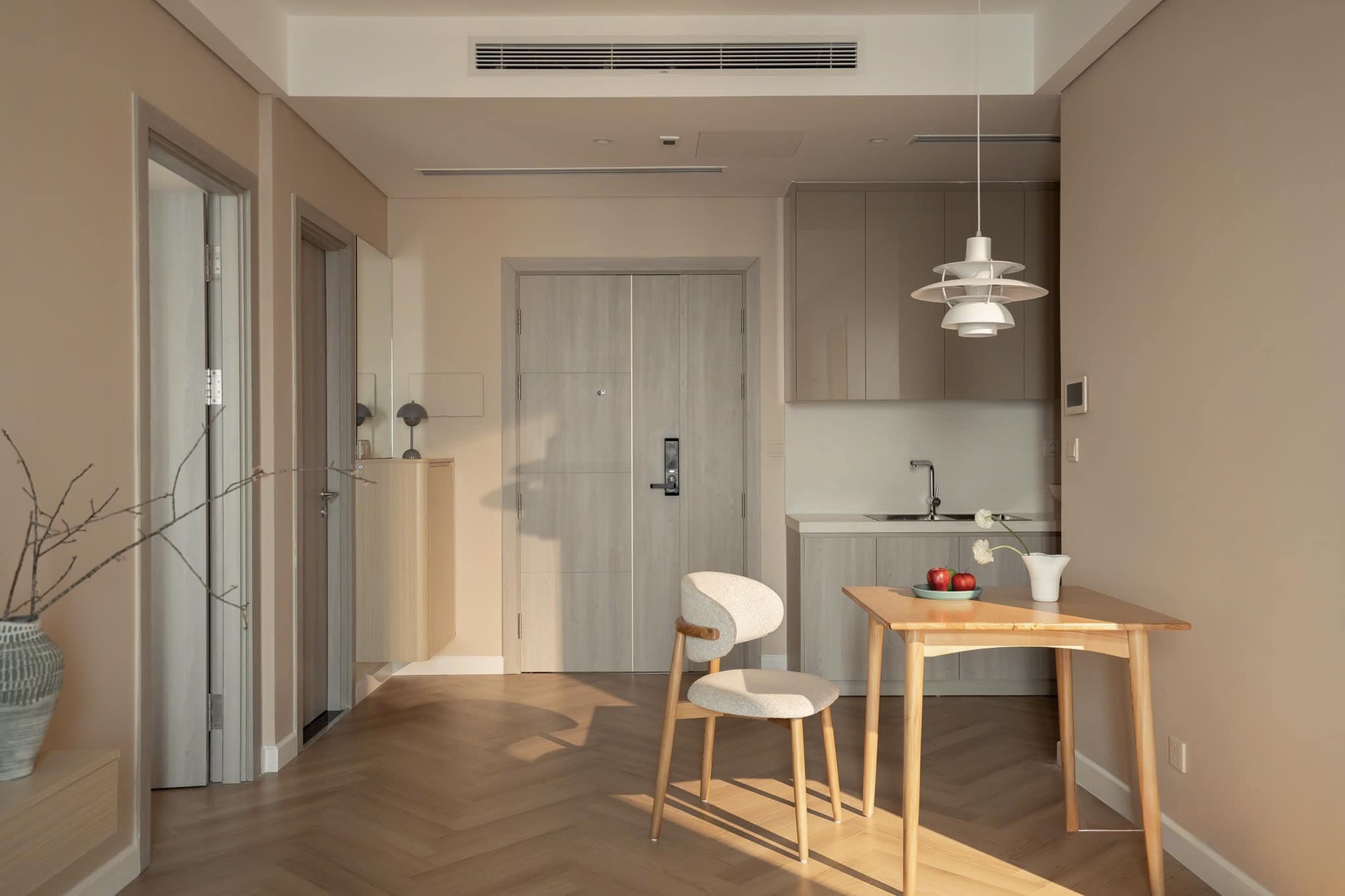 Căn hộ tối giản mang lại sự bình yên giữa lòng Hà Nội của đôi vợ chồng trung niên - Ảnh 4.