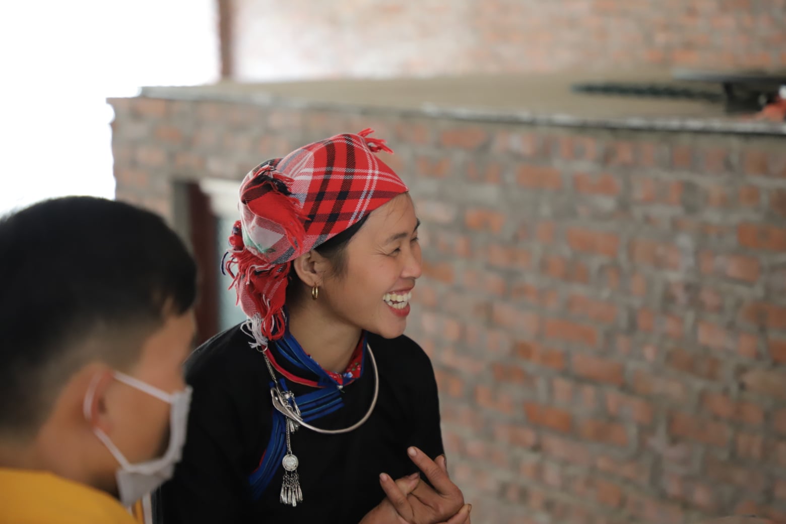 Vì sao người phụ nữ dân tộc Tày trở thành hiện tượng sau chương trình Gia đình Haha: Phụ nữ phi thường trong vẻ đẹp giản dị - Ảnh 3.