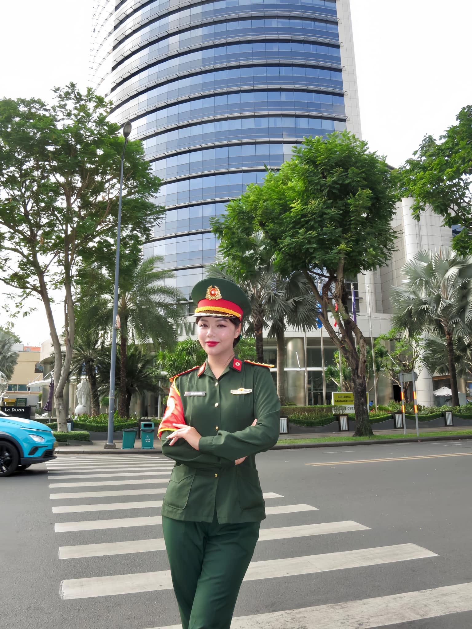 Trung úy Ngô Lâm Phương gây sốt mạng xã hội quốc tế - Ảnh 3.