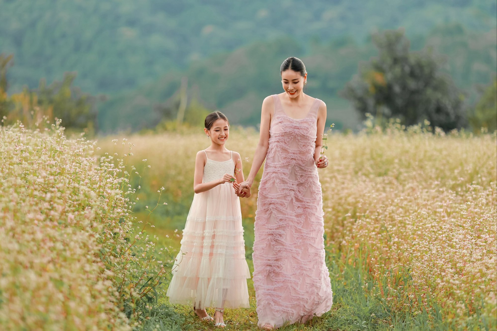 Cô con gái của Hoa hậu Hà Kiều Anh: Vẻ đẹp thanh khiết và phong thái của một tiểu thư hiện đại - Ảnh 6.