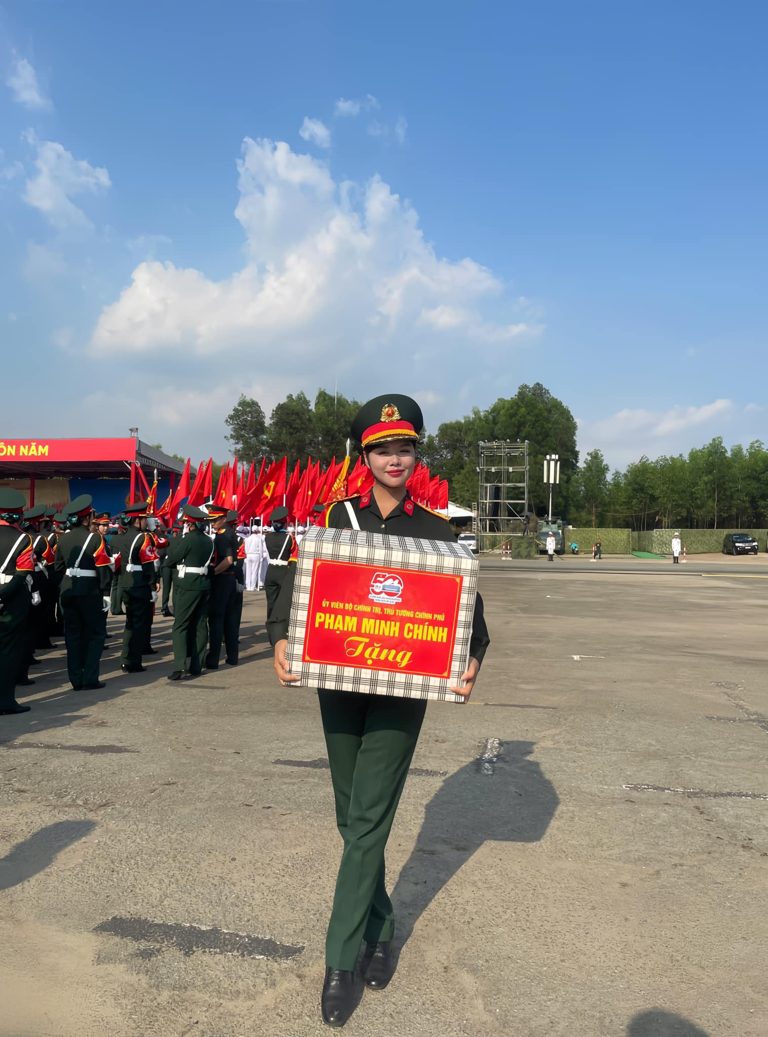 Trung úy Ngô Lâm Phương gây sốt mạng xã hội quốc tế - Ảnh 4.