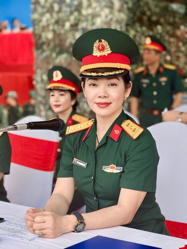 Nữ Thượng tá Đảm Nhận Nhiệm Vụ Thuyết Minh Diễu Binh: Hành Trình Đầy Thử Thách - Ảnh 3.