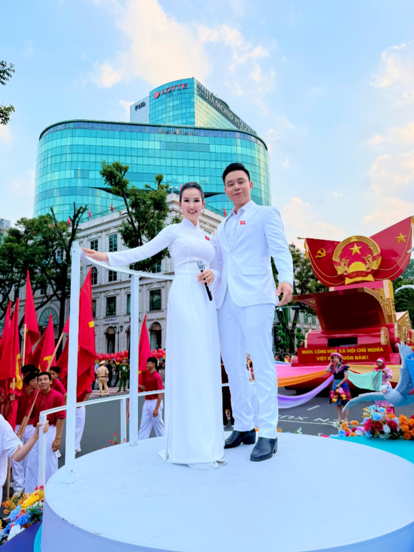Đông Hùng và Võ Hạ Trâm tại đại lễ 30/4