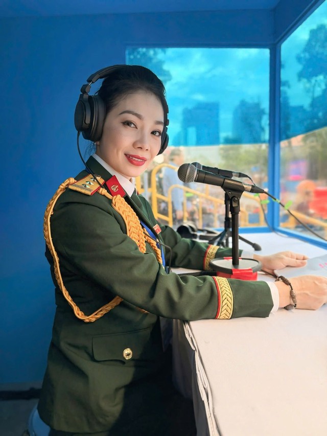 Nữ Thượng tá Đảm Nhận Nhiệm Vụ Thuyết Minh Diễu Binh: Hành Trình Đầy Thử Thách - Ảnh 1.