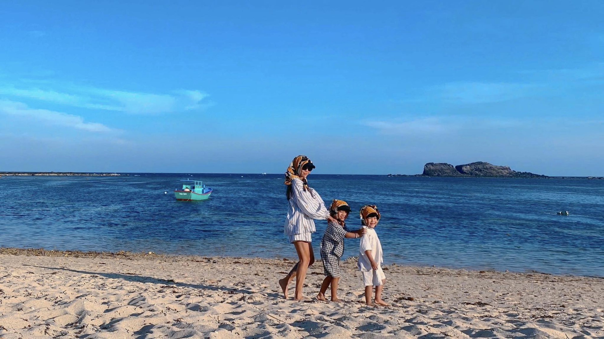 Mẹ đơn thân và hành trình khám phá đảo Phú Quý cùng hai con trai - Ảnh 3.