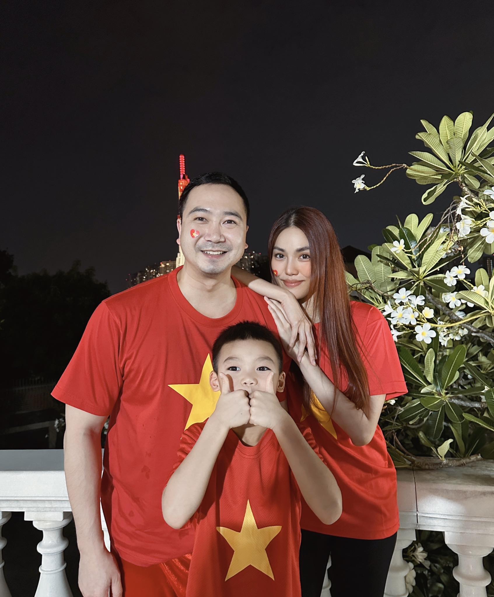 Siêu mẫu Việt Nam: Hành trình từ gia đình truyền thống đến cuộc sống hạnh phúc - Ảnh 2.
