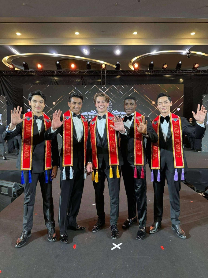 Top 5 Manhunt International 2025 tại đêm chung kết. Ảnh: Manhunt international