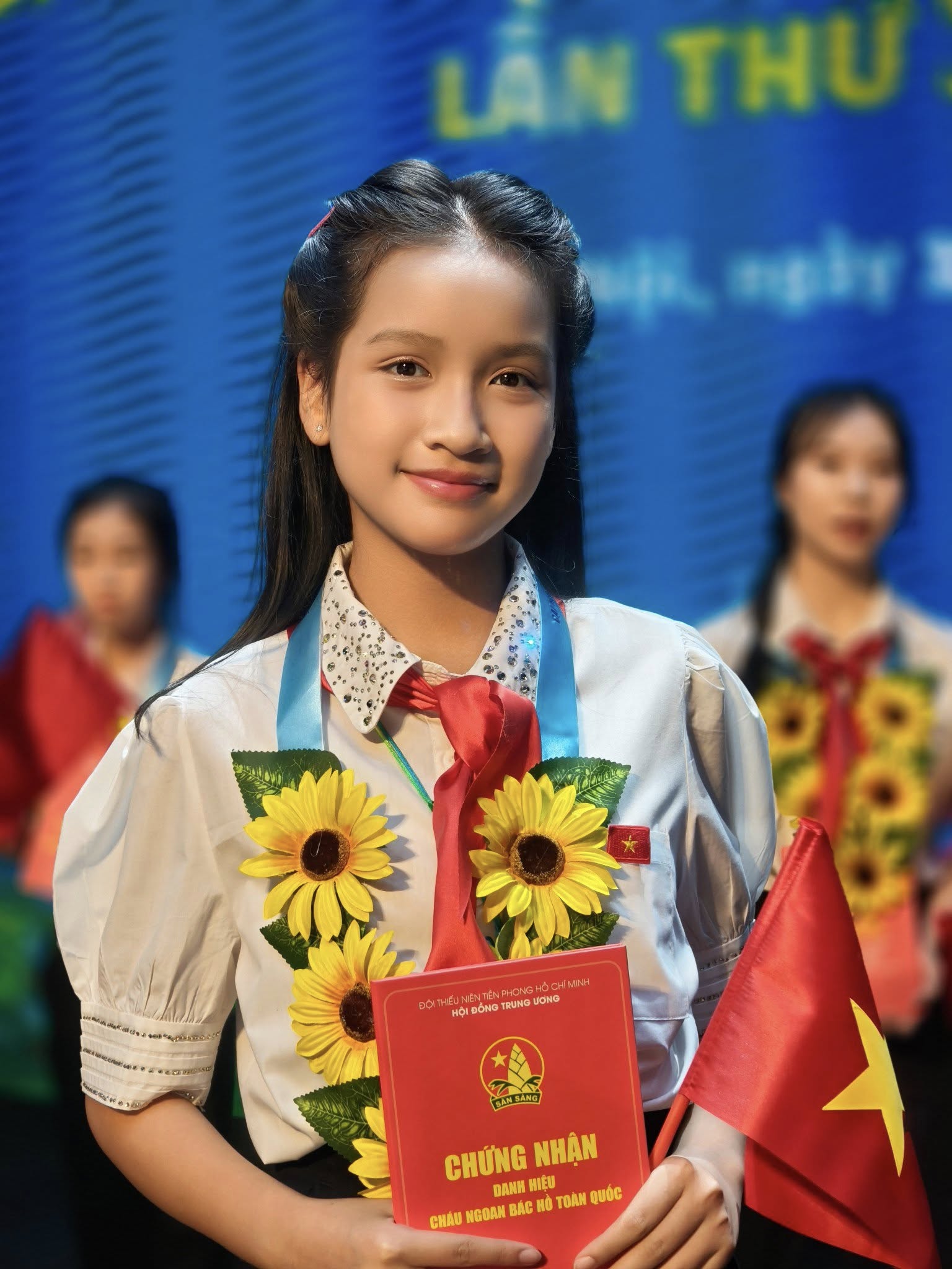Cô bé Hà Nội 2012 gây sốt với giọng hát tại concert Quốc gia - Ảnh 4.