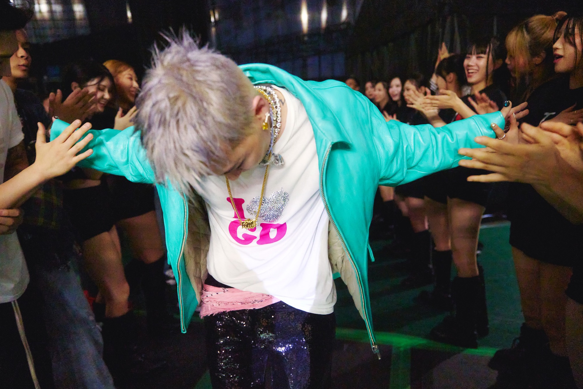 G-Dragon tại sân bay Nội Bài