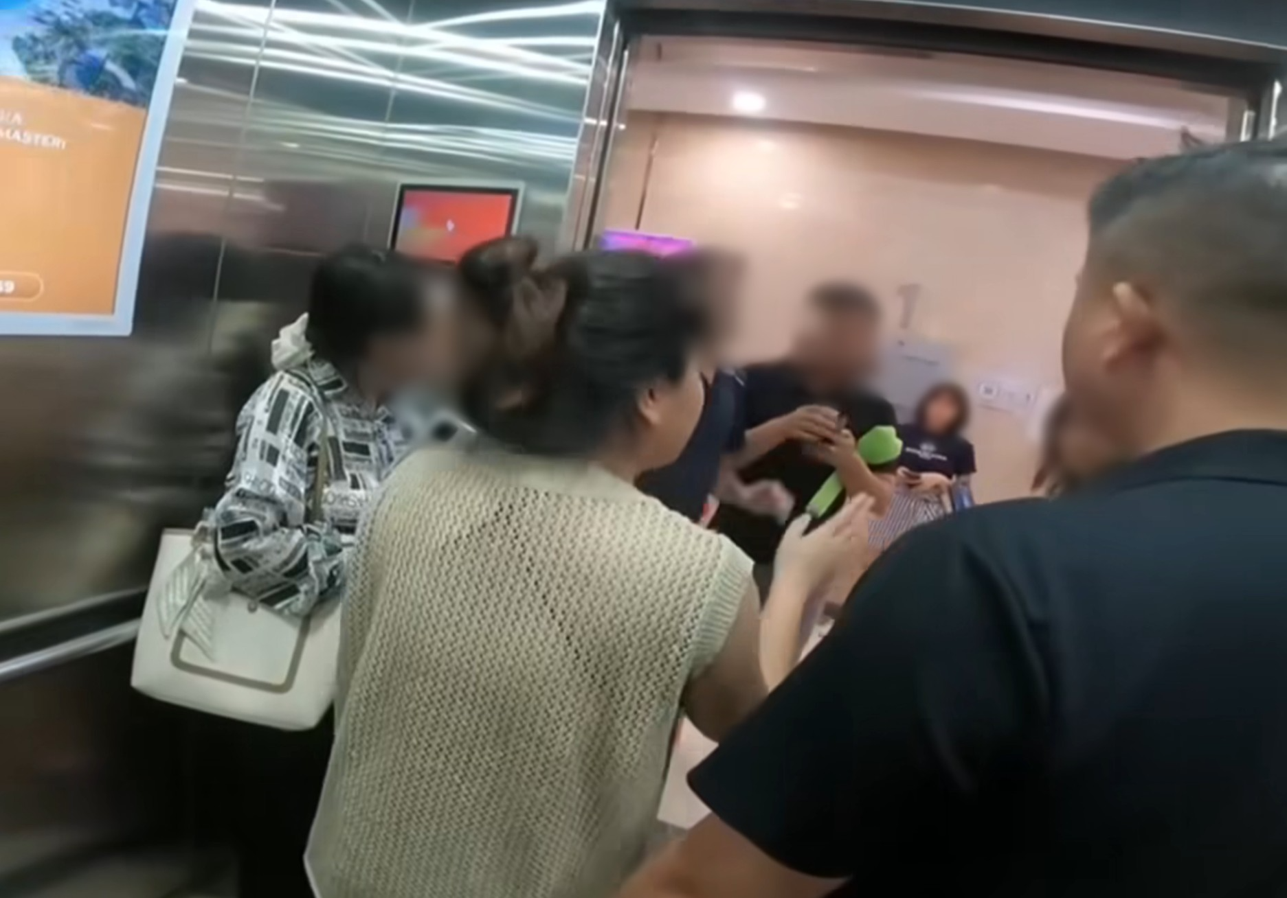Toàn cảnh vụ chặn thang máy đòi tai nghe của một gia đình nổi tiếng: Tai nghe không phải là thứ duy nhất bị mất- Ảnh 2.