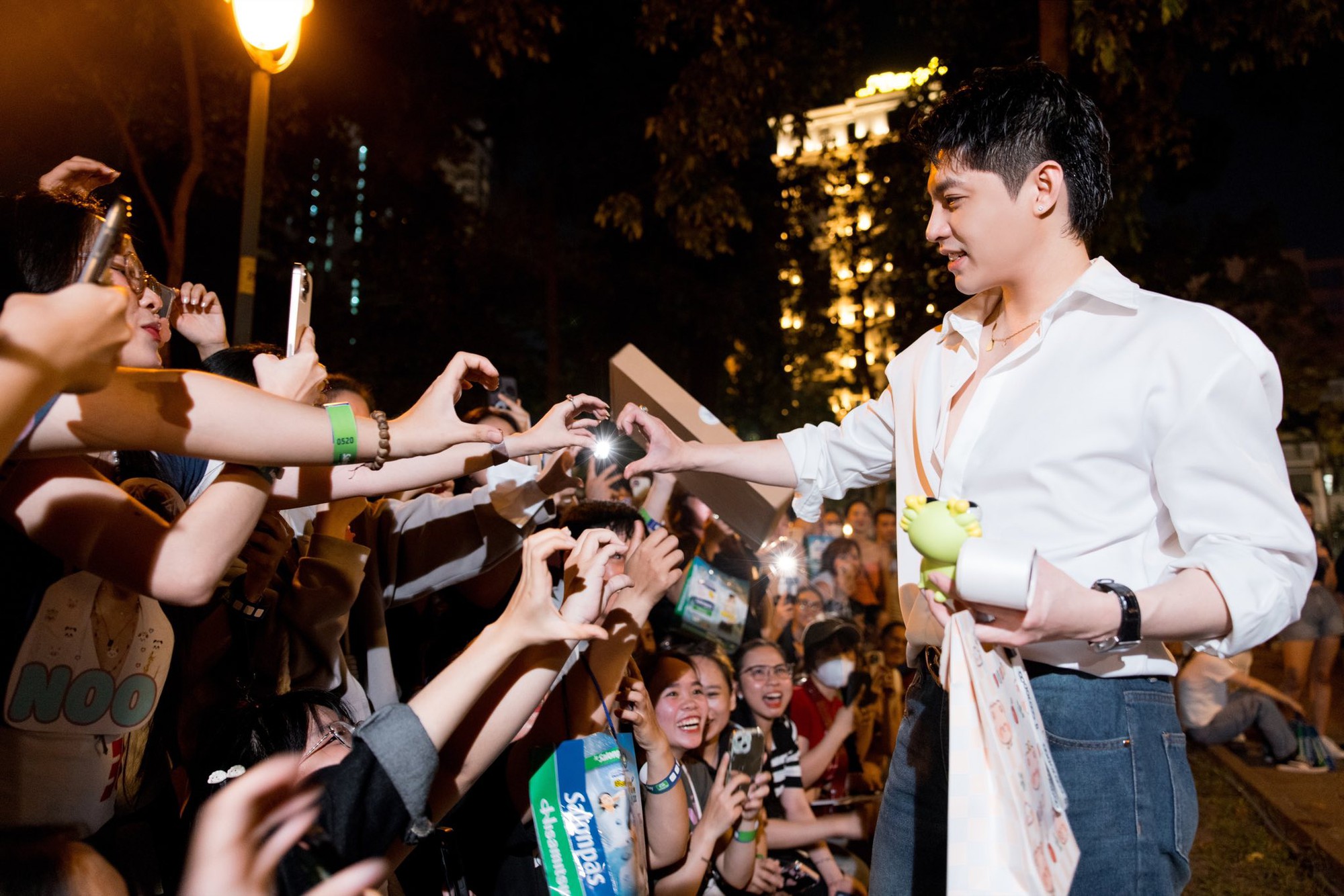 Màn tương tác đáng yêu của nam ca sĩ với fan