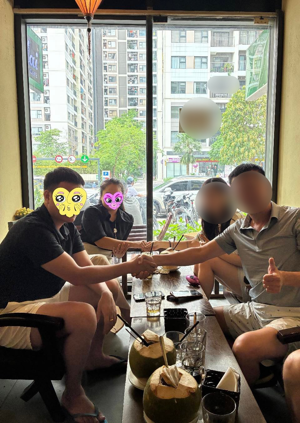 Toàn cảnh vụ chặn thang máy đòi tai nghe của một gia đình nổi tiếng: Tai nghe không phải là thứ duy nhất bị mất- Ảnh 4.