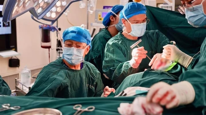 Chàng trai vượt qua cột sống cong hình chữ Z lần đầu đứng thẳng sau nhiều ca phẫu thuật - Ảnh 3.