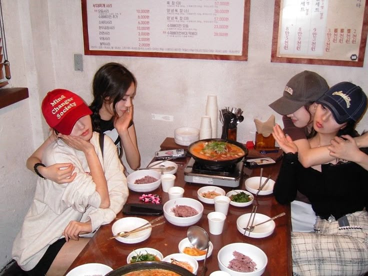 Khám Phá Tâm Lý: Tại Sao Nhóm Bạn 3-4 Người Thường Chỉ Có 2 Người Thân Thiết? - Ảnh 2.