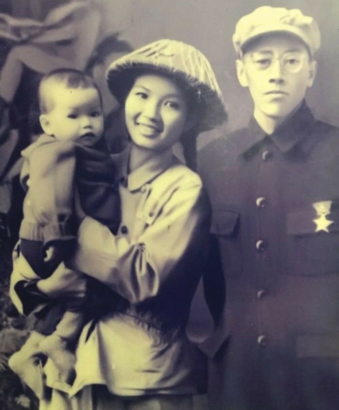 Nhà văn hóa Hữu Ngọc và vợ con năm 1946. Ảnh: Tư liệu