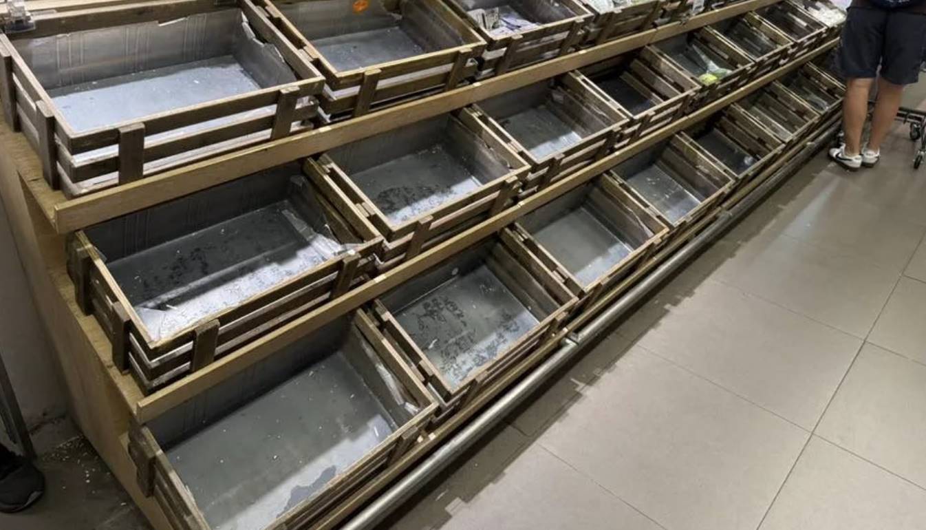 Siêu thị vắng vẻ trước cơn bão Wipha: Tại sao rau cần tây lại bị bỏ lại?- Ảnh 5.
