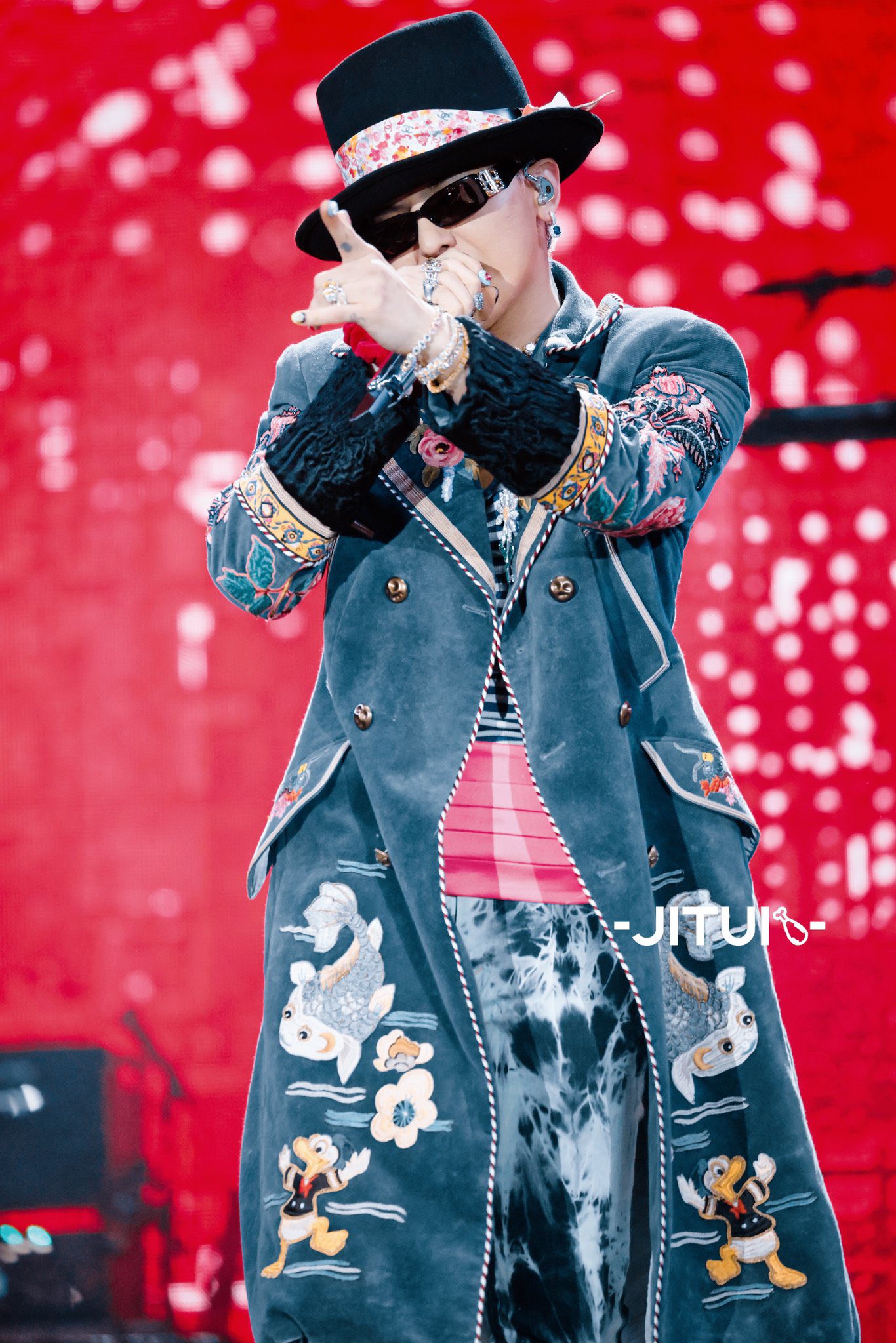 Khoảnh khắc G-Dragon tại lễ hội âm nhạc - Ảnh 2.