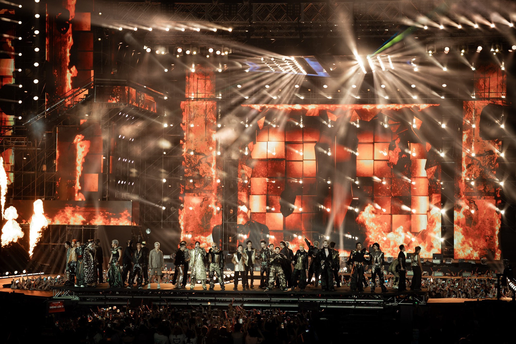 Cảnh tượng sấm sét tại concert Chông Gai