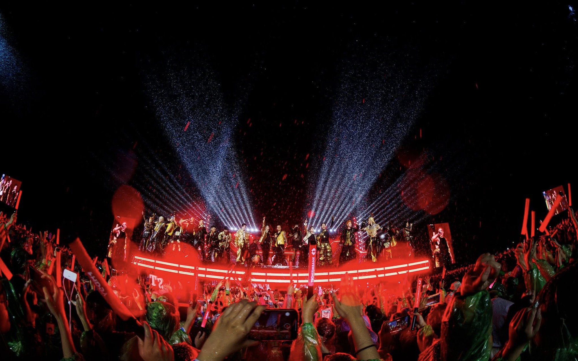 Cảnh tượng sấm sét tại concert Chông Gai