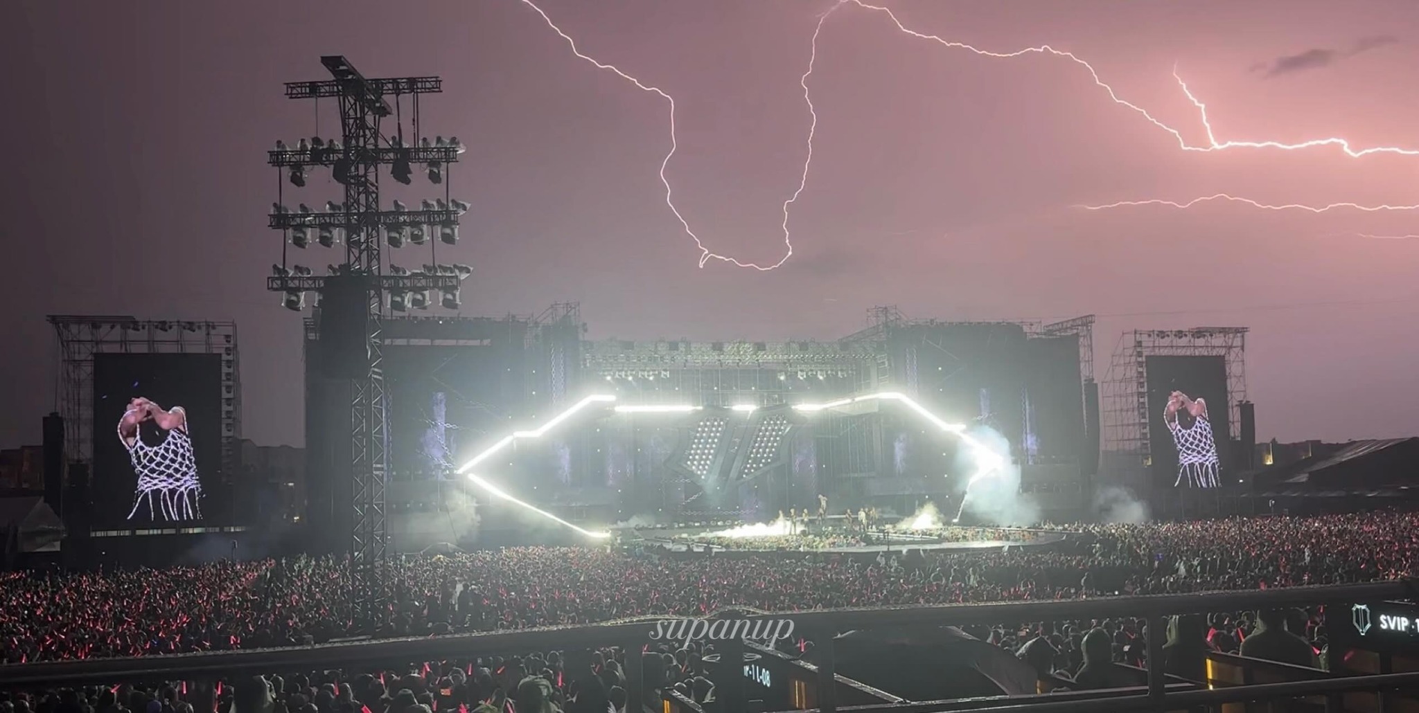 Concert Anh Trai Vượt Ngàn Chông Gai gặp khó khăn giữa chừng, mưa lớn kèm sấm sét khiến toàn bộ hệ thống âm thanh - ánh sáng tê liệt- Ảnh 4.