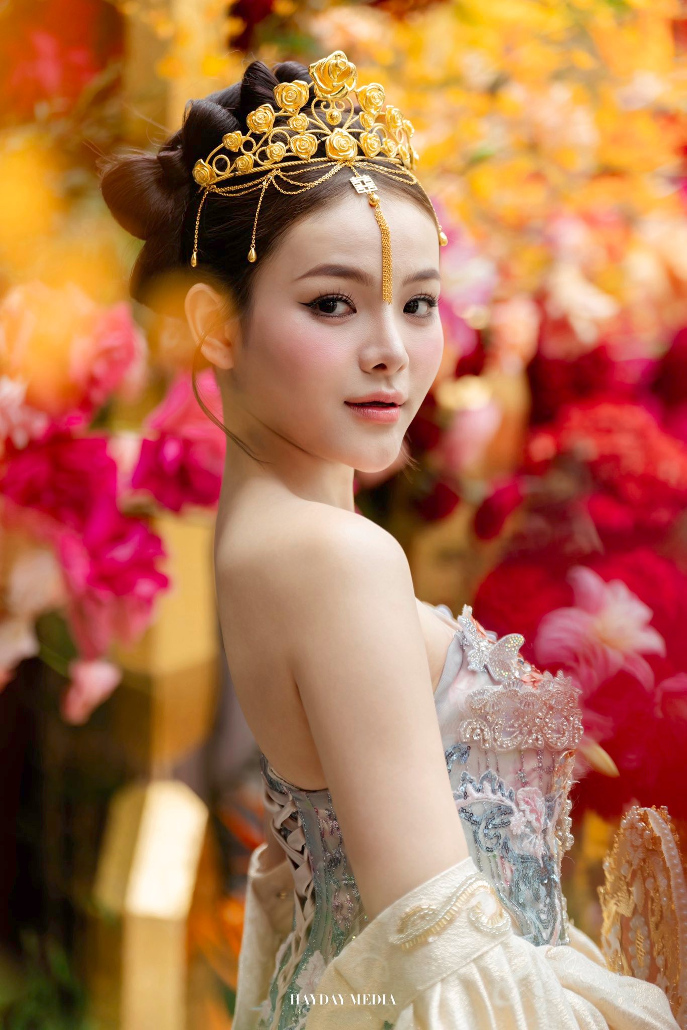 Cô Dâu Sài Gòn Xinh Đẹp Gây Chấn Động Với Vương Miện Vàng 10 Cây - Ảnh 4.