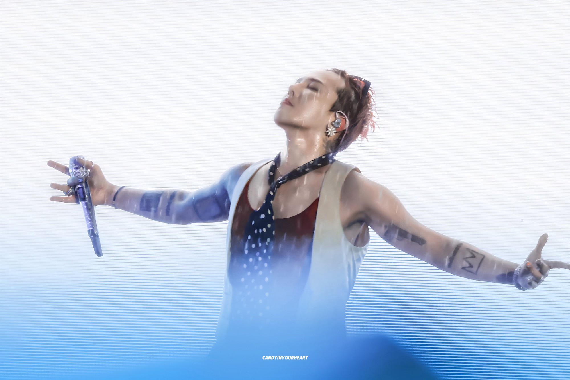 Khoảnh khắc đáng nhớ: G-Dragon cúi chào fan Việt trong cơn mưa - Ảnh 2.