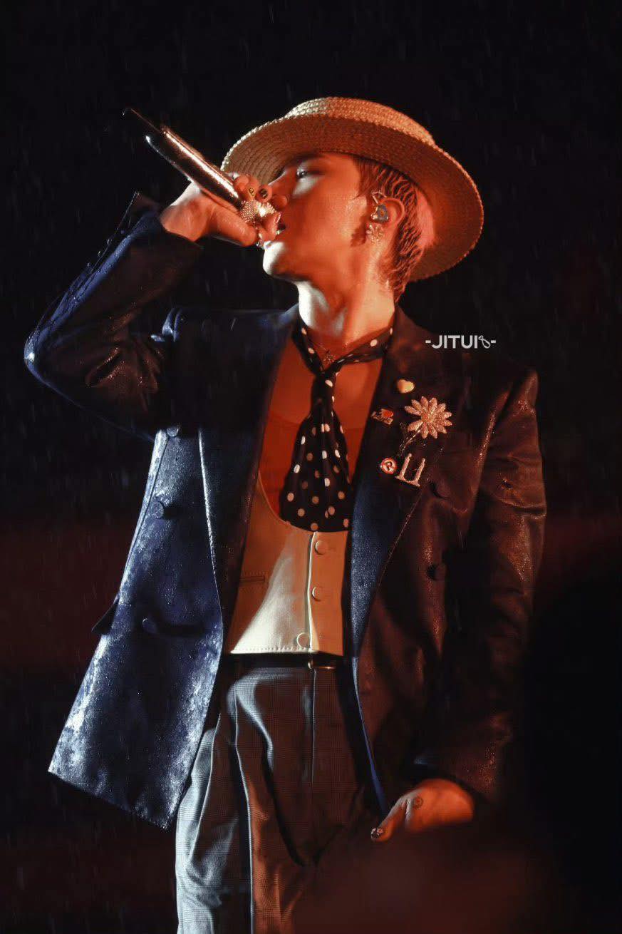 Khoảnh khắc đáng nhớ: G-Dragon cúi chào fan Việt trong cơn mưa - Ảnh 1.