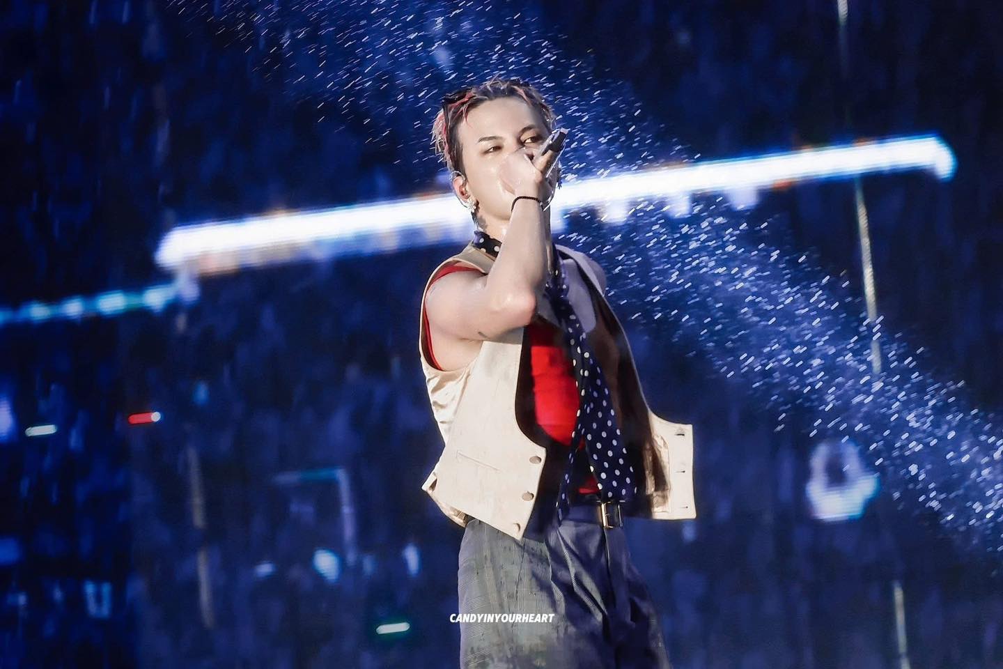 Khoảnh khắc đáng nhớ: G-Dragon cúi chào fan Việt trong cơn mưa - Ảnh 8.