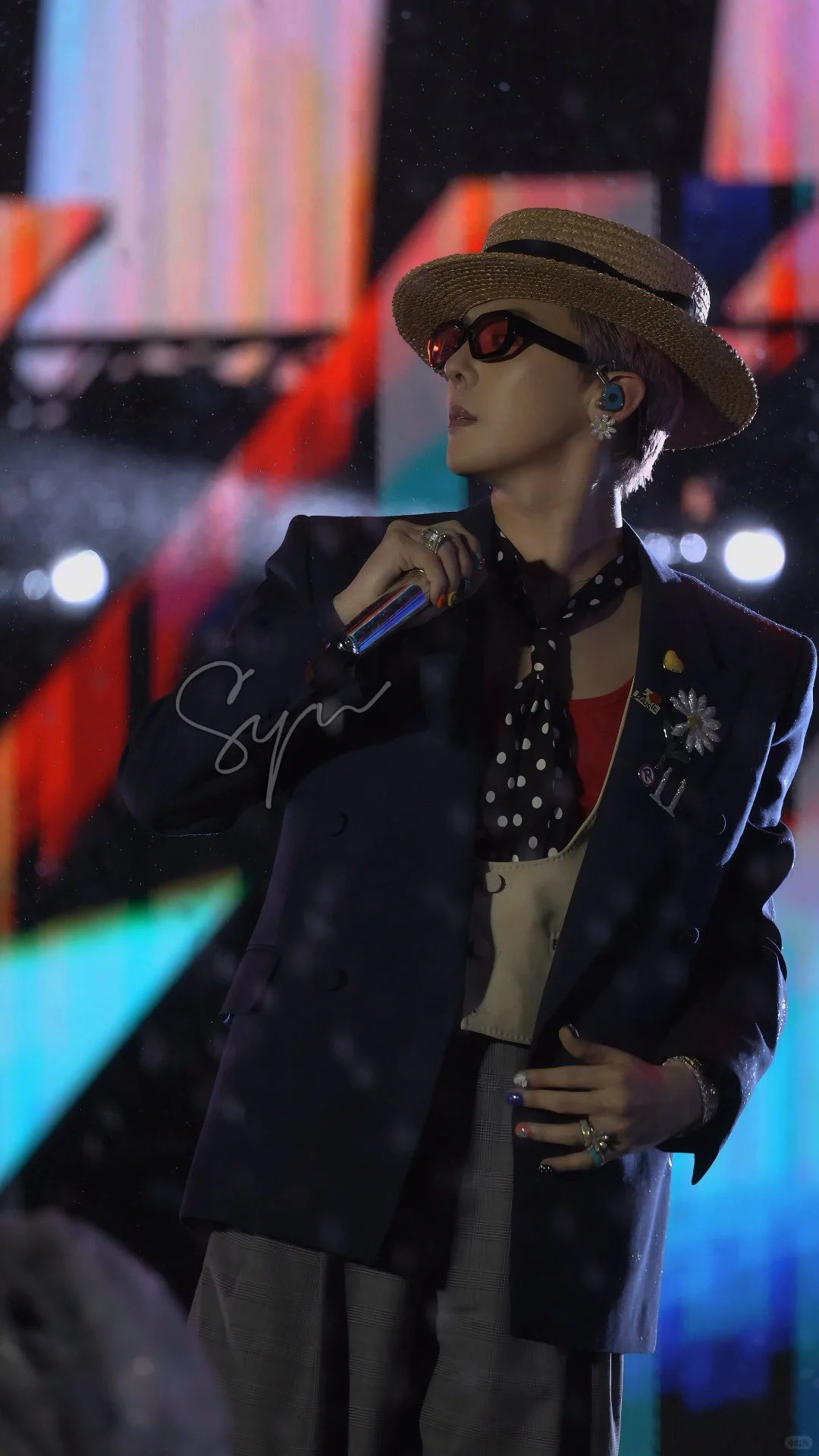 Khoảnh khắc đáng nhớ: G-Dragon cúi chào fan Việt trong cơn mưa - Ảnh 6.