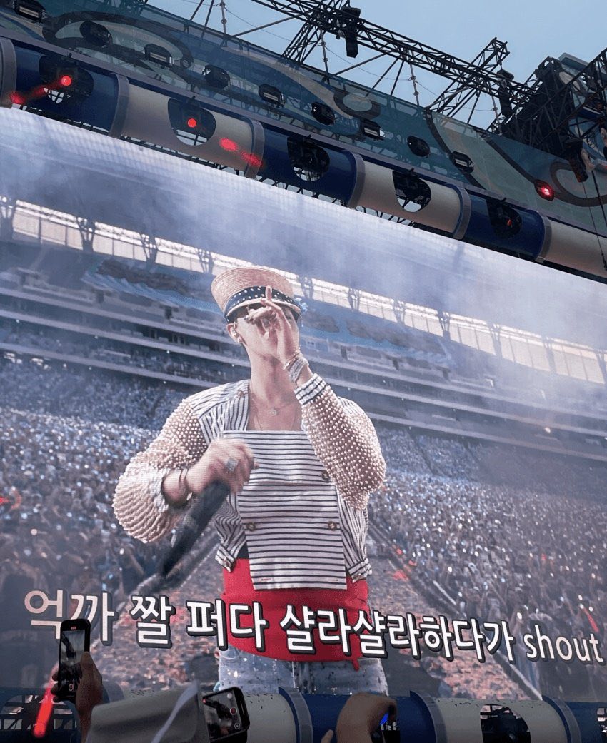 G-Dragon biểu diễn tại lễ hội nhạc nước.