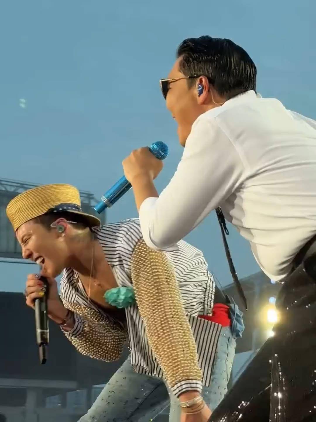 G-Dragon biểu diễn tại lễ hội nhạc nước.