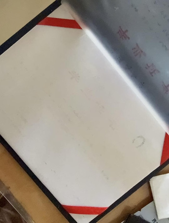 Chàng trai sốc khi phát hiện bằng đại học đã biến thành giấy trắng: 4 năm học hành như tan biến! - Ảnh 1.